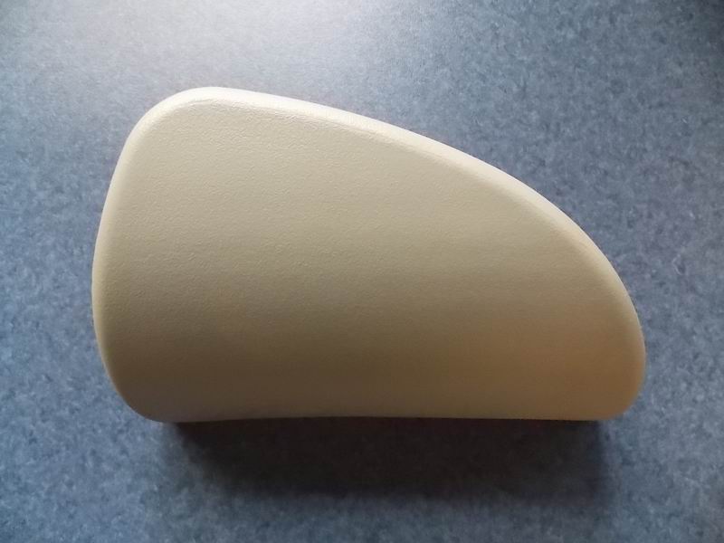 Decoration parts in front of the left luggage rack (blow molding, purchase from outside)