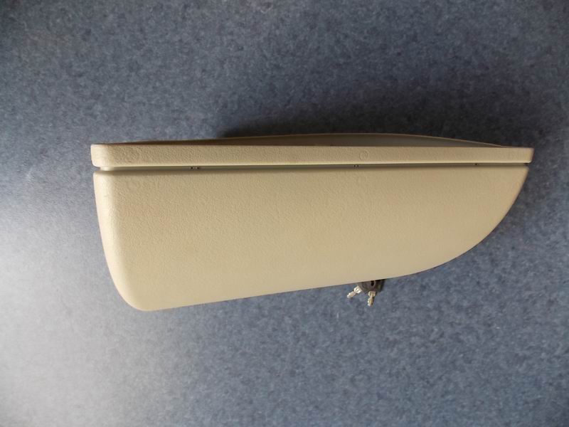 Decoration parts in front of the right luggage rack (blow molding, purchase from outside)