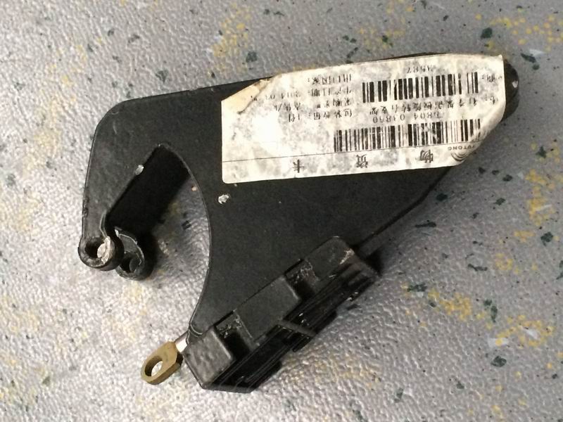 Rotating right bracket for luggage rack cover