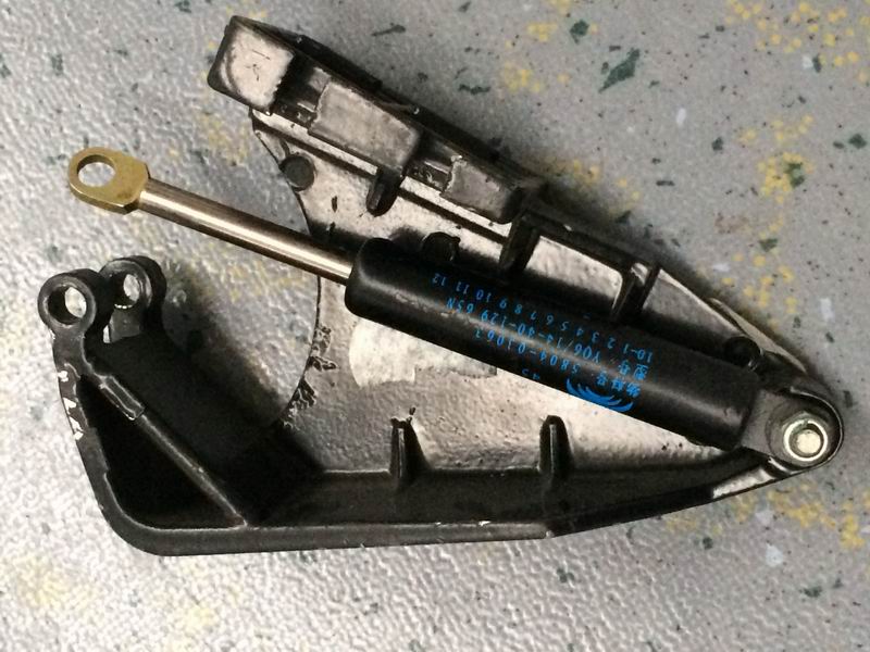 Rotating right bracket for luggage rack cover-1