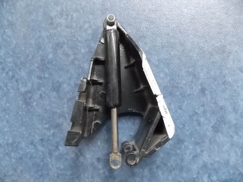 Luggage rack cover right bracket assembly