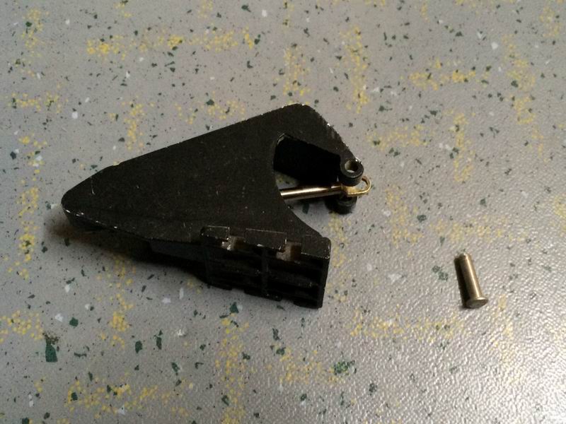 Luggage rack cover left bracket assembly