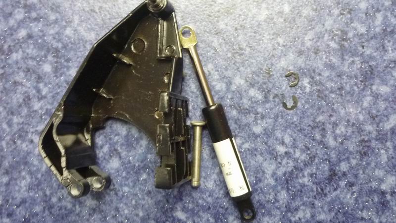 Петля крышки люка левая