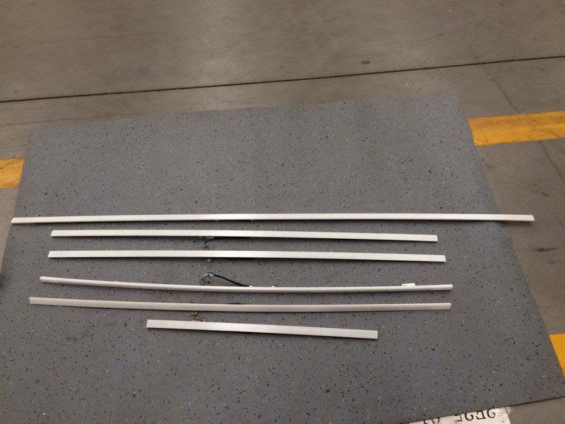 A set of long lights on the right; ZK6938; blue and white-1