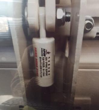 6876 кронштейн частного люка в сборе; бежевый; крепежное отверстие в форме талии