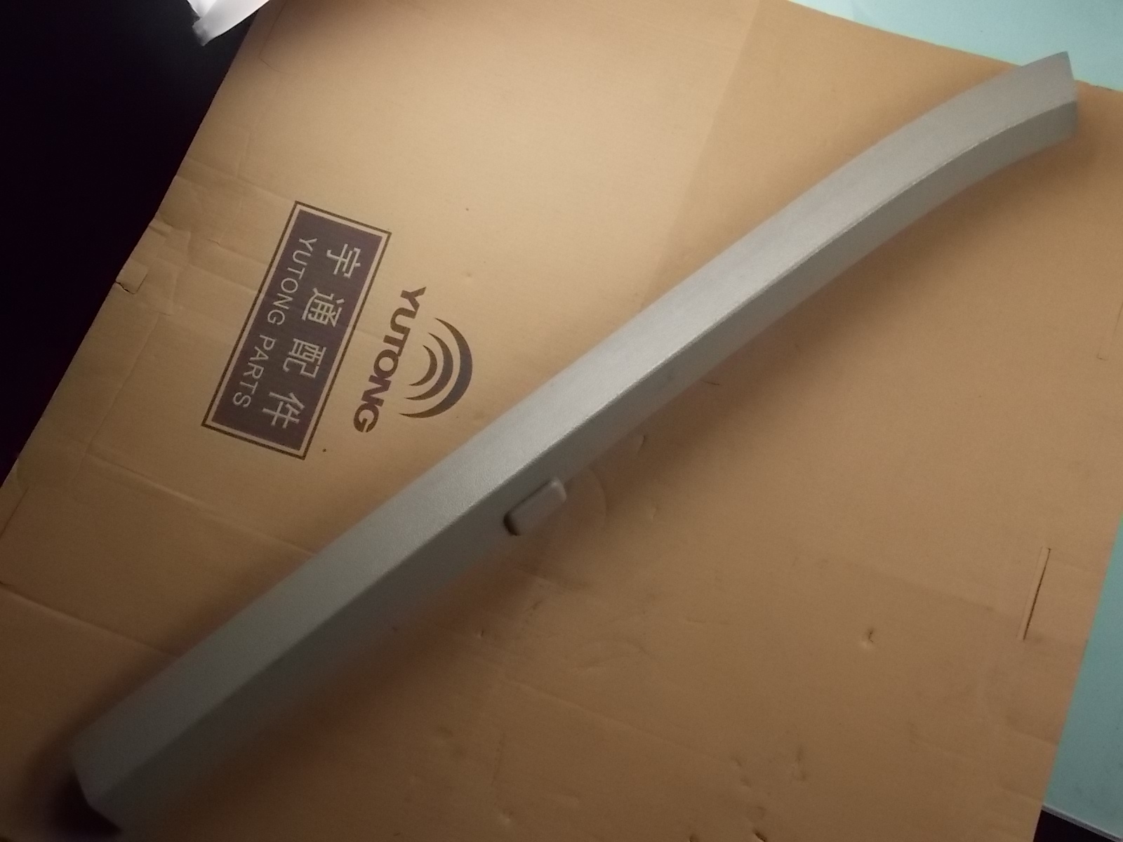 Детали декора первой колонны окна справа