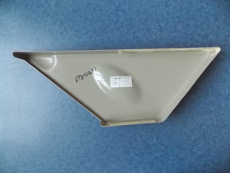 Детали декора на первой стойке за пассажирской дверью