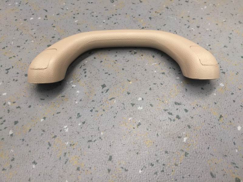 Заместитель водителя держится за руки