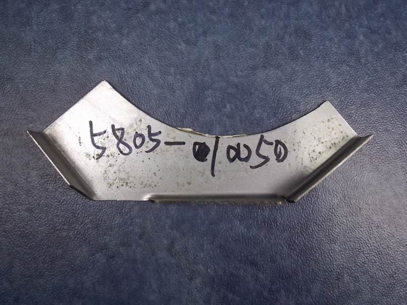 Правый нижний внутренний упор заднего ветрозащитного барьера; 6859H