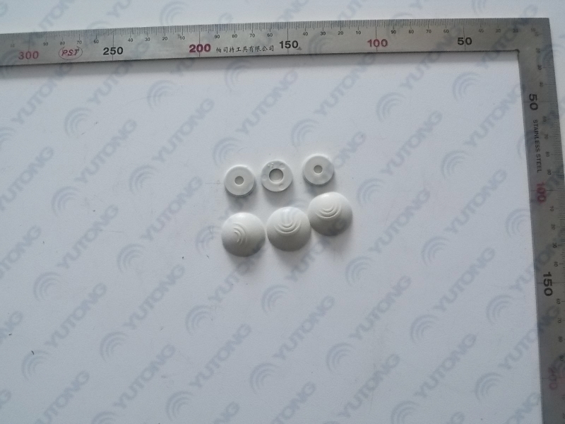 Decorative buckle fixing cover assembly (off-white, with Yutong mark)