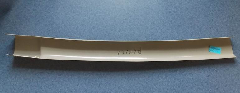 Детали оформления стойки перед окном водителя (белый)