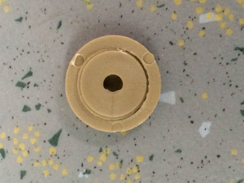 Крышка-фиксатор декоративной пряжки в сборе (с маркировкой Yutong, желтоватого цвета)