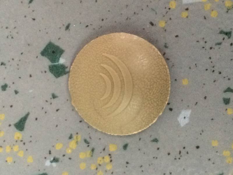 Крышка-фиксатор декоративной пряжки в сборе (с маркировкой Yutong, желтоватого цвета)-1