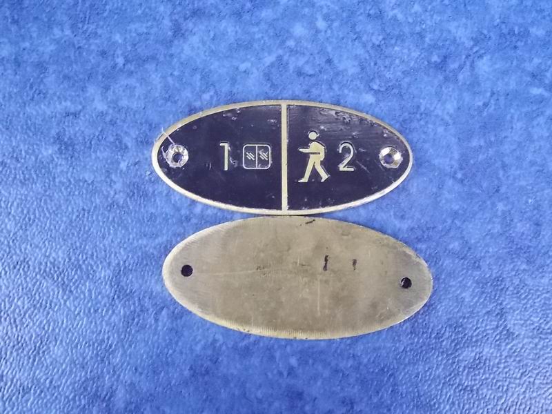 Приклепанный номерной знак на сиденье 38 сиденья-медь