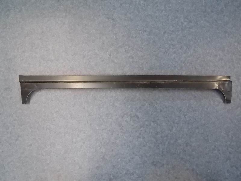 Double-side vertical stops of hatch door-1