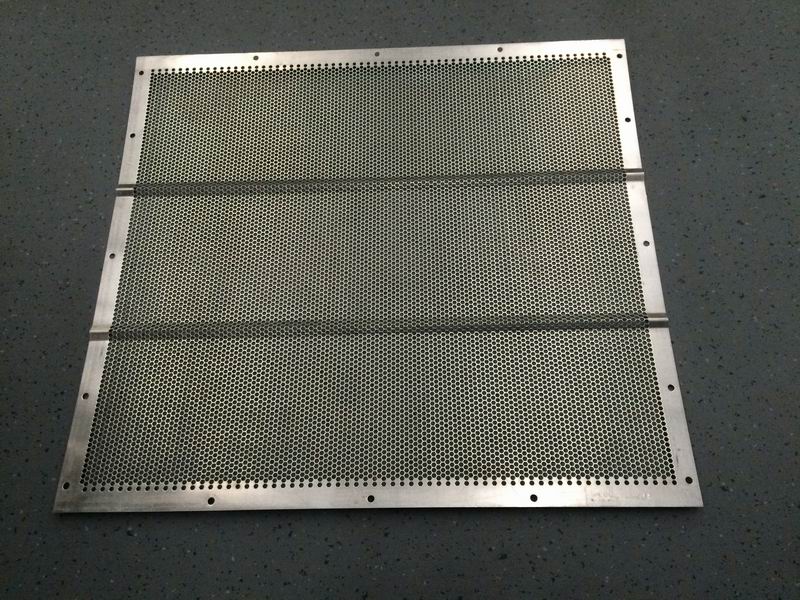 Left rear wheel end hatch filter (683*752, aluminum mesh)