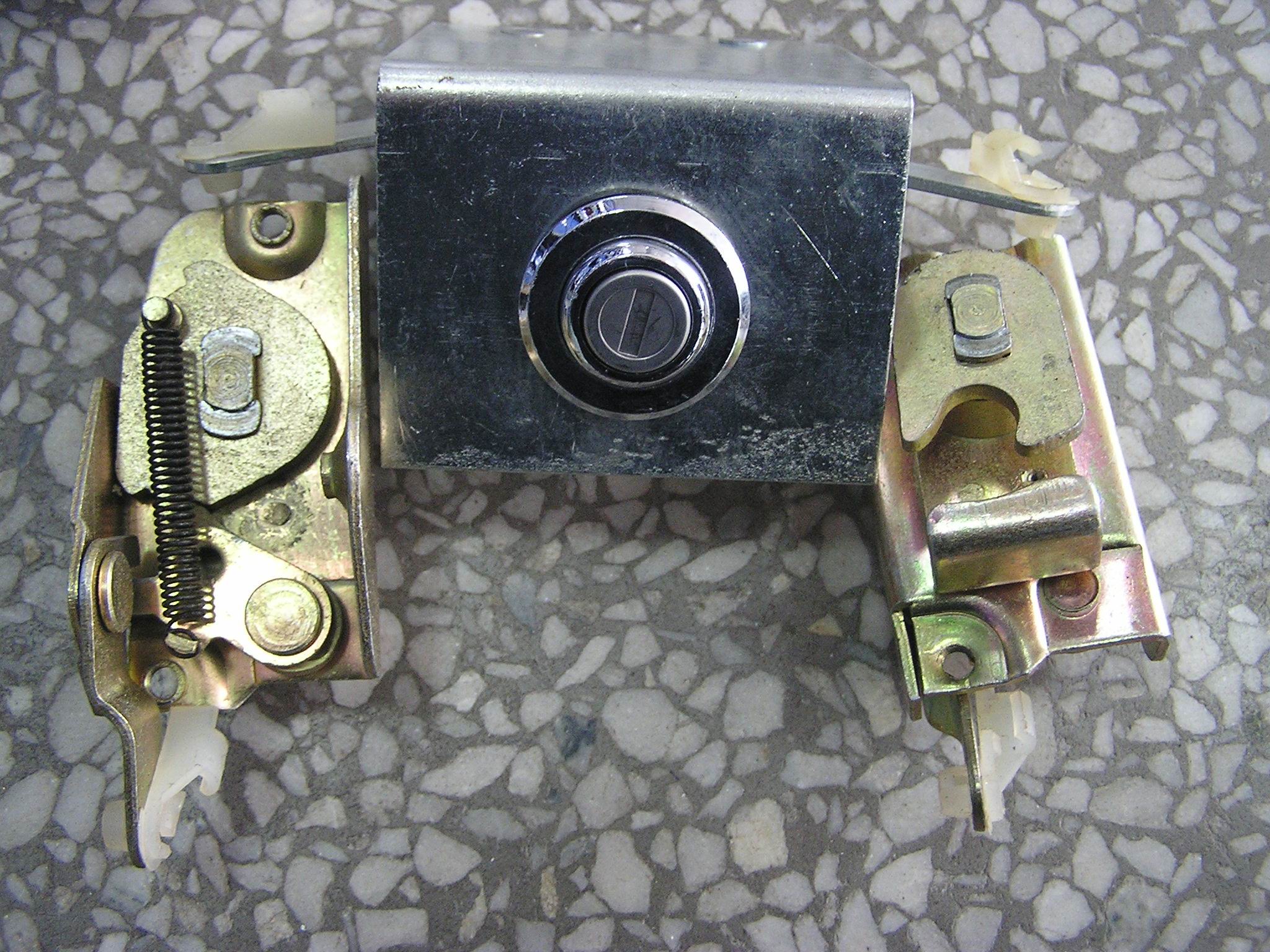 Rear door lock opens (JQ220)