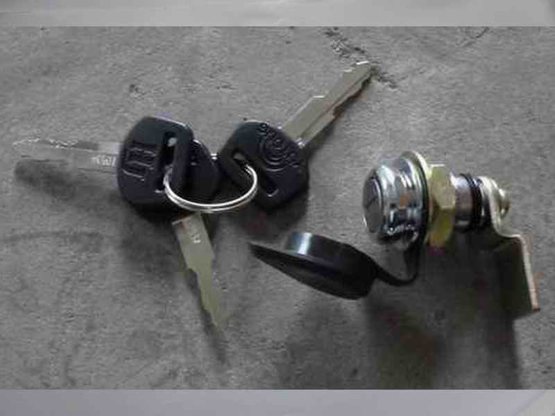 Fuel tank cover lock