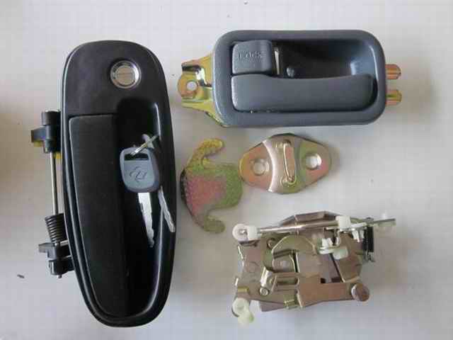 Замок водительской двери (левая) 107C ); удалил так же, как 6105-00075