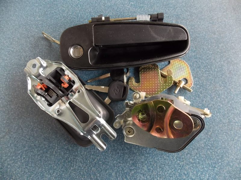 Driver door lock (right 107C)