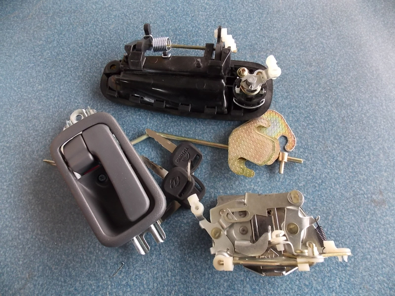 Driver door lock (right 107C)-1