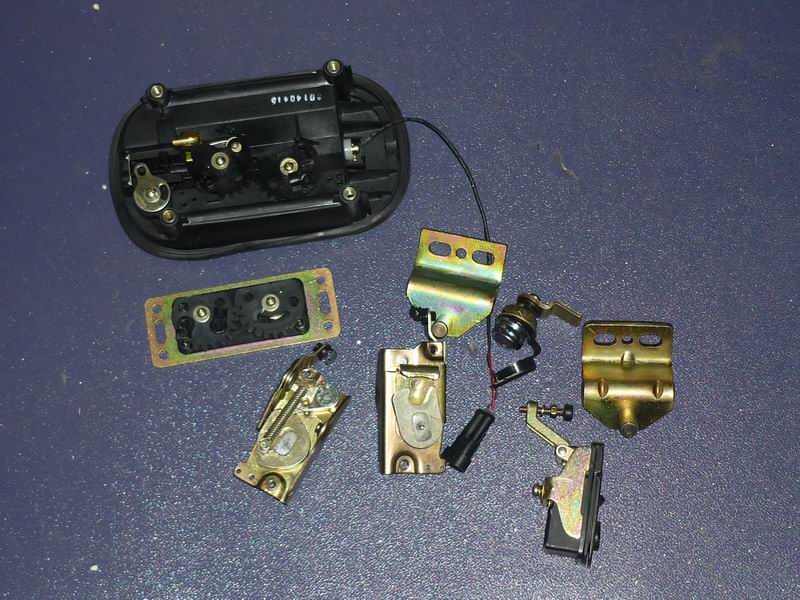 The vehicle lock assembly ZK6126HQD9 is manually moved upward, the middle door is unsecured)