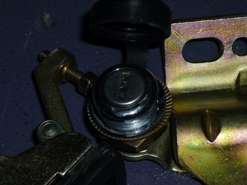 The vehicle lock assembly ZK6126HQD9 is manually moved upward, the middle door is unsecured)-1