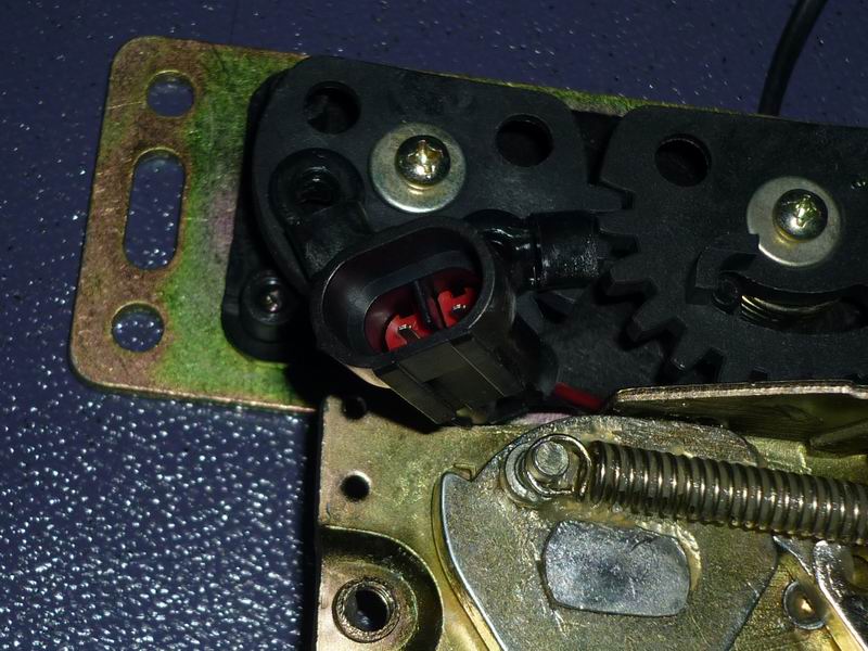 The vehicle lock assembly ZK6126HQD9 is manually moved upward, the middle door is unsecured)-2