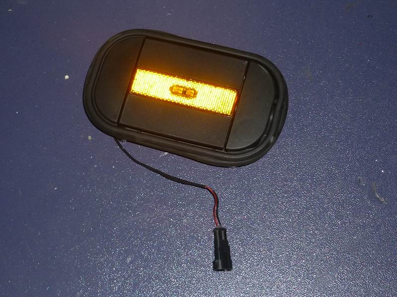 The vehicle lock assembly ZK6126HQD9 is manually moved upward, the middle door is unsecured)-3