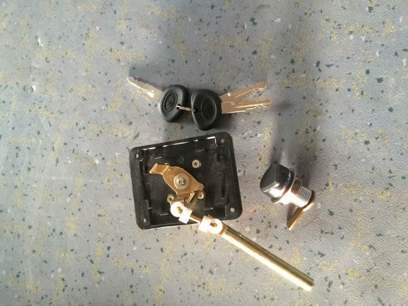 5241 Замок передней пассажирской двери; удалил так же, как 5940-05928