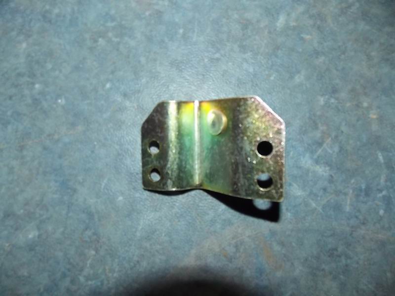 Справа от моторного отсека пряжка в сборе-1