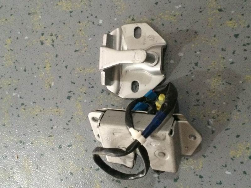 Rear door lock assembly