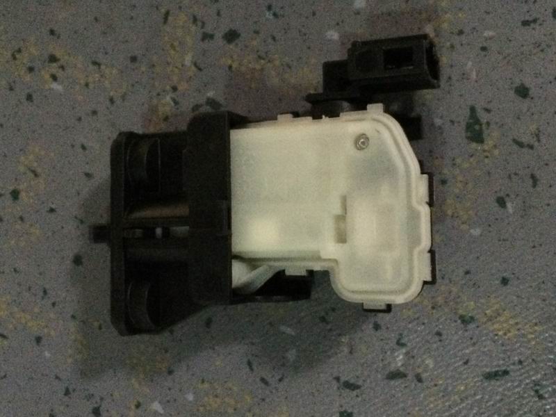 Fuel port cover lock assembly