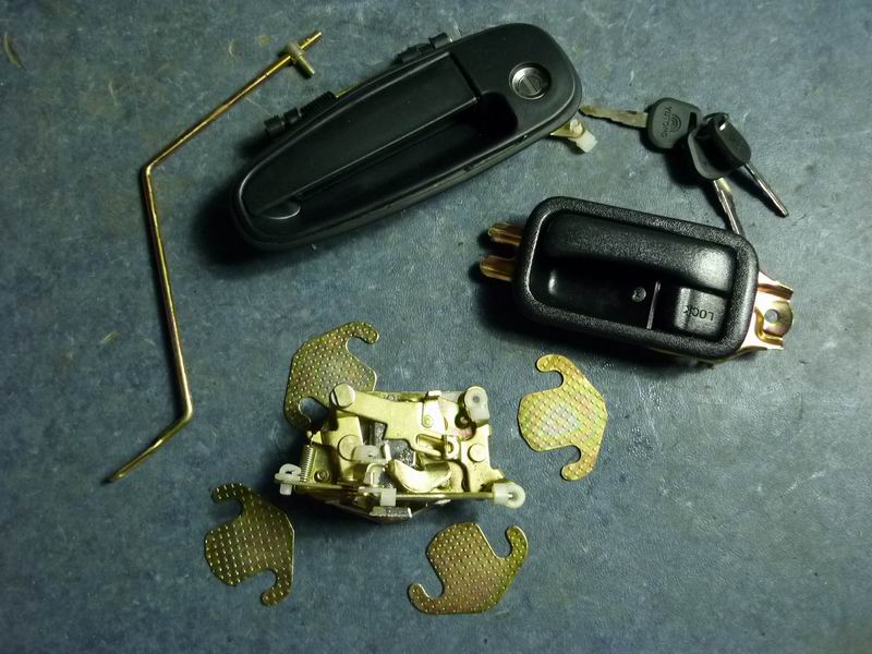 Замок водительской двери 107C слева (черная внутренняя ручка)