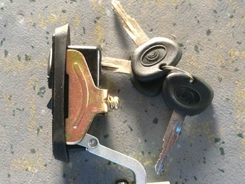 Простой замок; черная толстая резина; удалил так же, как 5940-11338