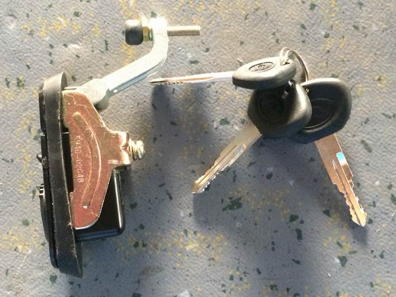 Простой замок; черная толстая резина; удалил так же, как 5940-11338-1