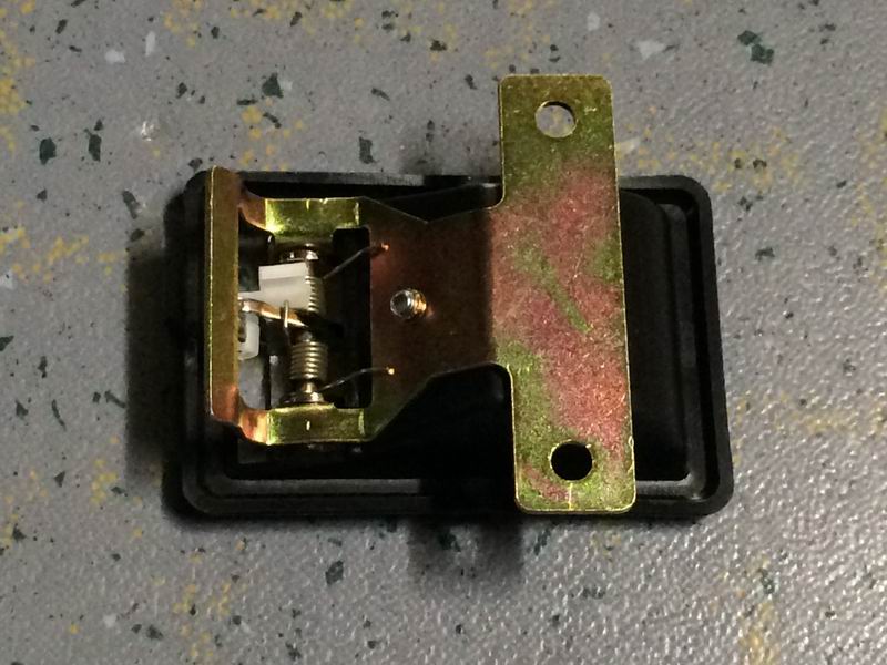 108 Замок левой водительской двери внутрь, зажим рукой