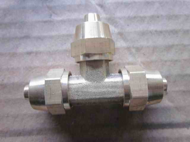 Фитинг для наружной распашной двери, тройник Φ8 (тип муфты)