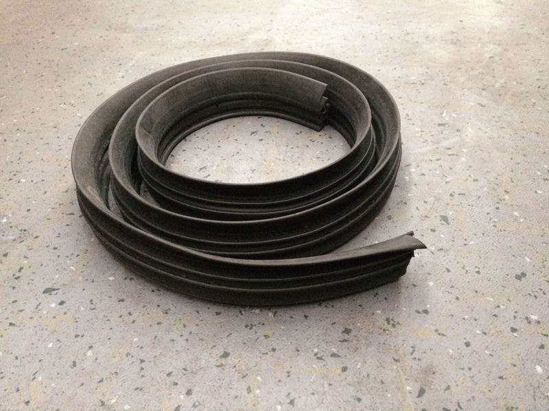 Passenger skirt sealing strip