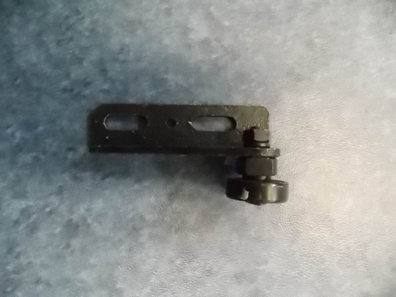 Upper roller bracket assembly (90)