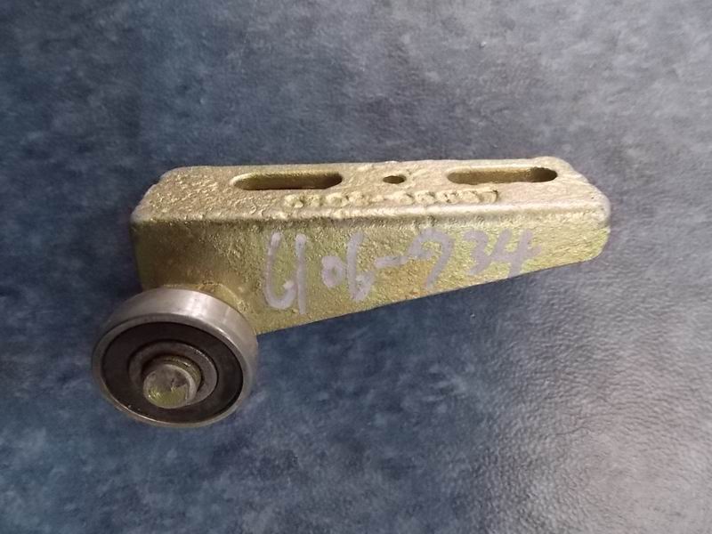 Passenger door roller bracket, front door, (6751D), cast steel parts-1