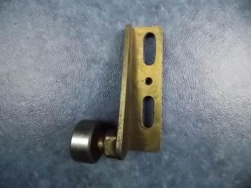 ( 90 ) Роликовый кронштейн в сборе на пассажирской двери ( 6732G , литые стальные детали)