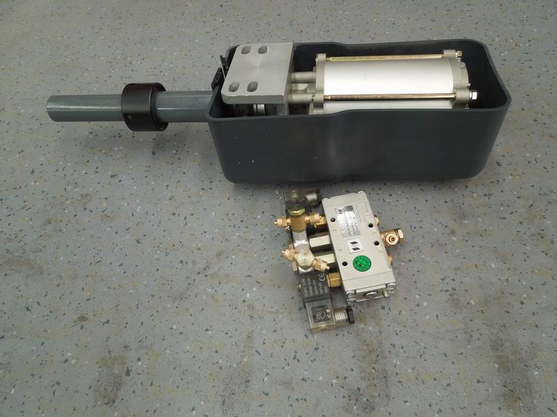 Pneumatic external swing door pump, left rudder, 24V, mechanical anti-clip