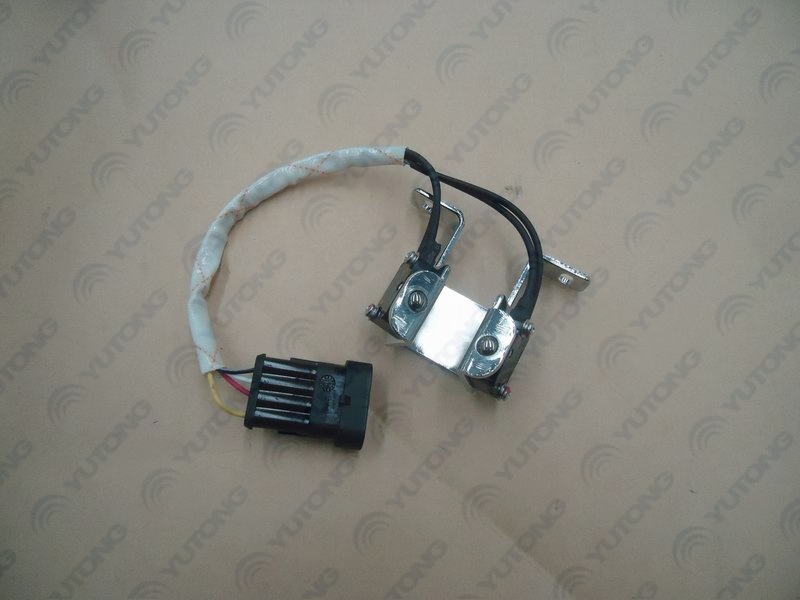 Centripetal switch and bracket assembly; right rudder