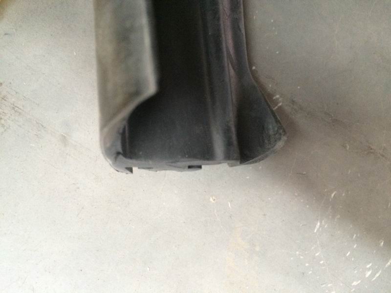 Passenger door frame sealant strip, middle door, 6122