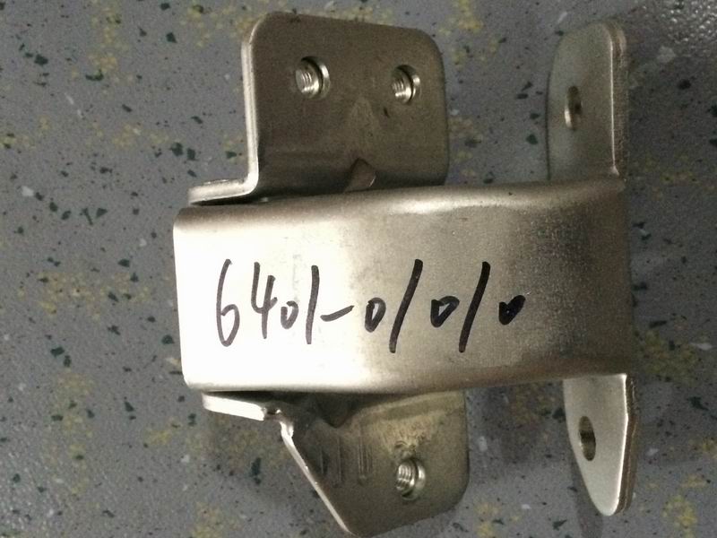 Driver's underdoor hinge assembly