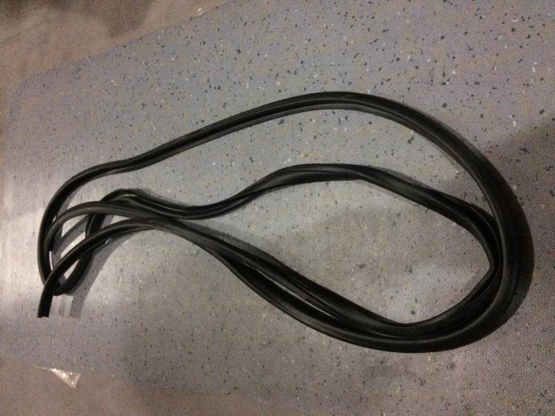 Губчатая резиновая уплотнительная лента двери водителя (цельный молдинг, 6608D )