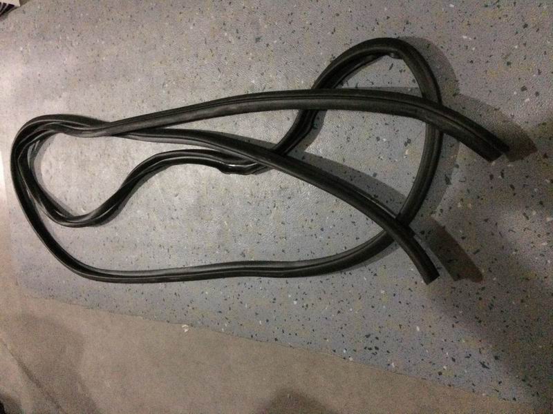 Губчатая резиновая уплотнительная лента двери водителя (цельный молдинг, 6608D )-1