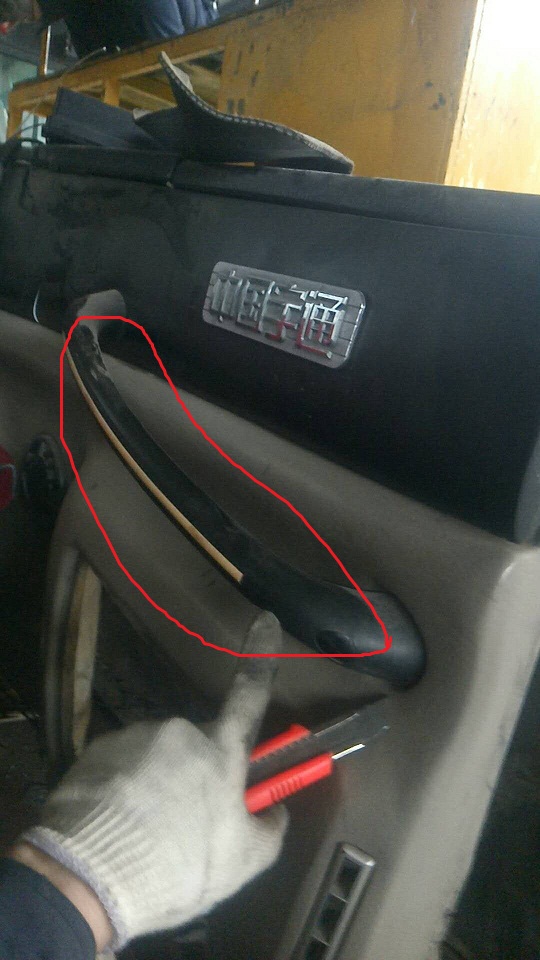 6127HS приборная панель модели оснащена дверными поручнями