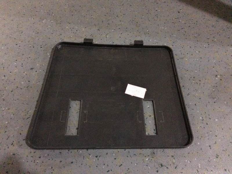 ZK6122H9 instrument panel main body bright belt lower injection molding maintenance door-1
